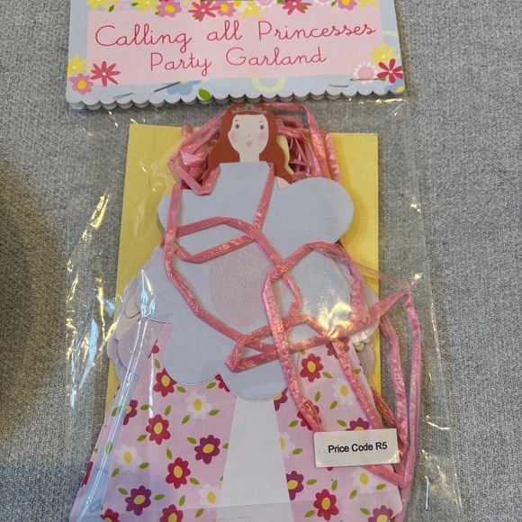Meri Meri "Calling All Princesses" Cupcakes, Plates, Garland and Invitations - Picture 4 of 10